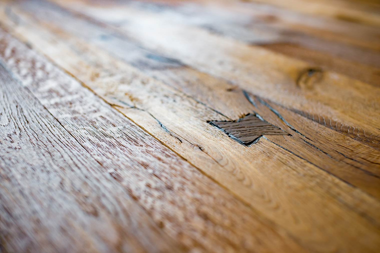 Schreinerei_Bern_Parkett_Nahaufnahme_rustikal_Eiche.jpg