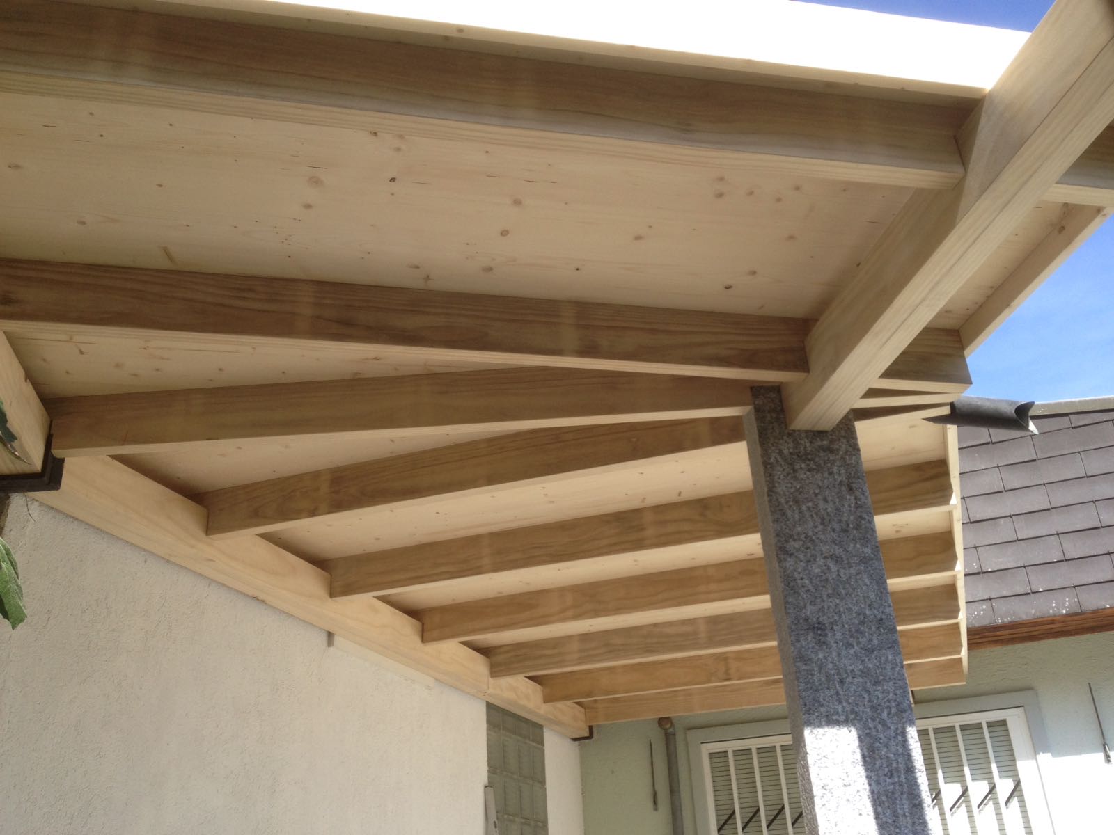 Pergola aus Tricoya-Holz